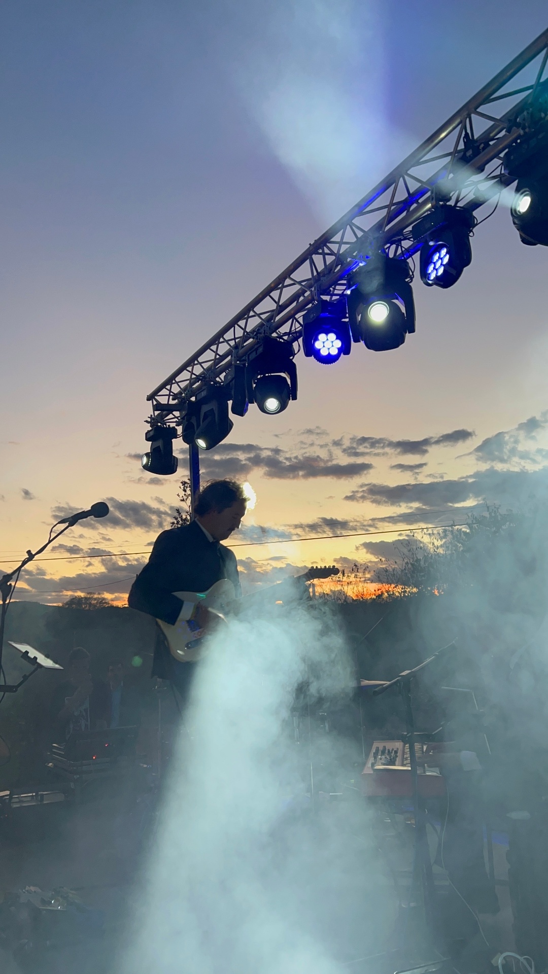 Guitarrista en directo al atardecer